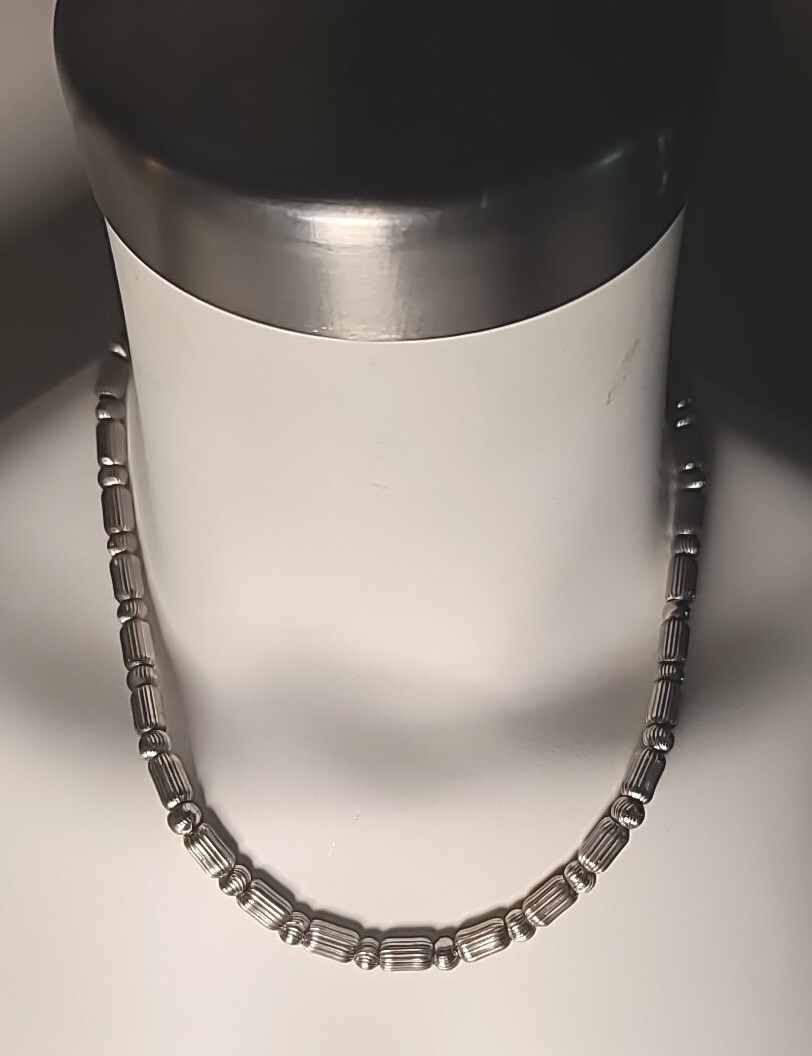 Vintage Textured Silver-tone Metal Beads 18″ On Chain Necklace