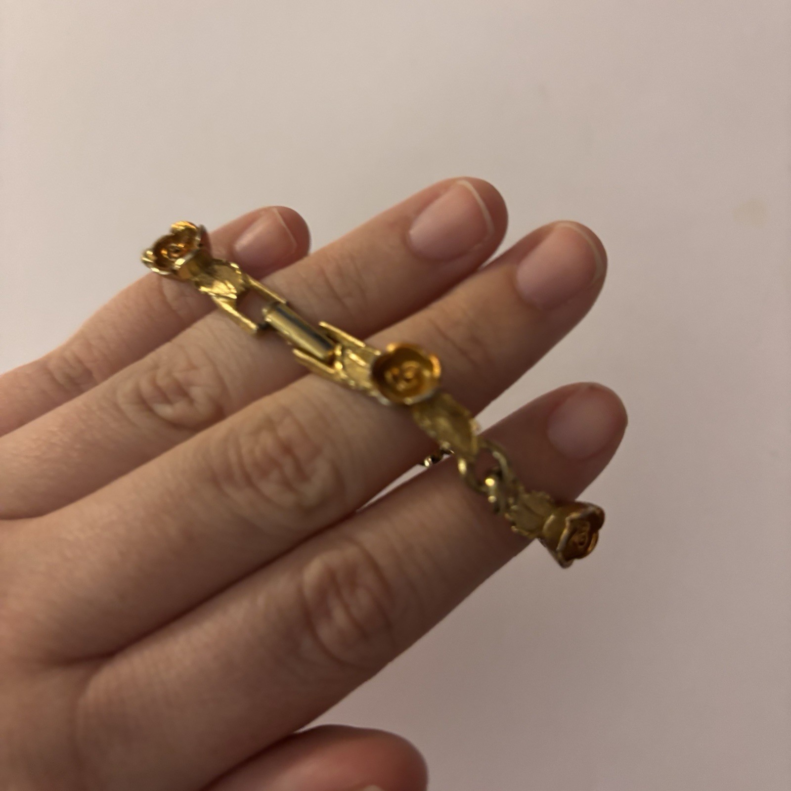 STUNNING VINTAGE ESTATE SIGNED AVON GOLD TONE ROSE FLOWER 7 1/4″ BRACELET G39054