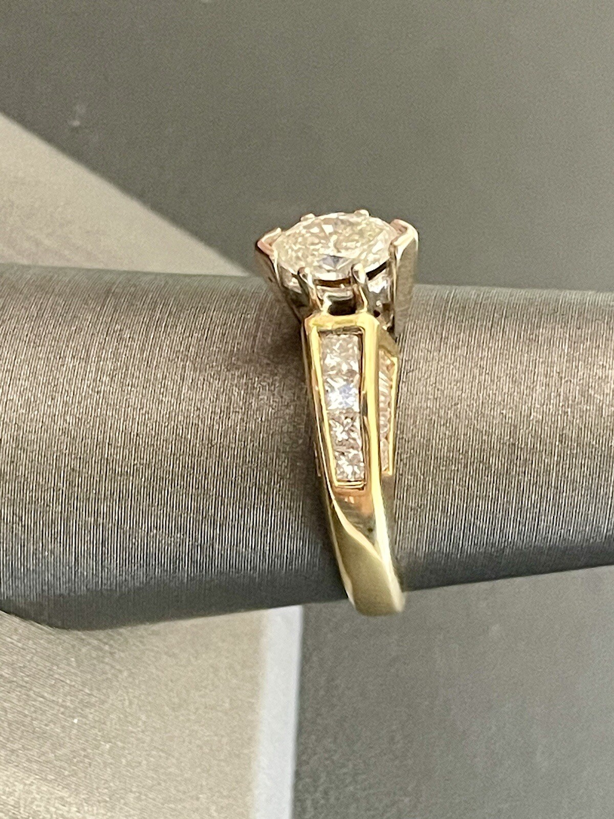 18KT Yellow Gold 1.32CTW Diamond Engagement Ring. Size 8(F192)