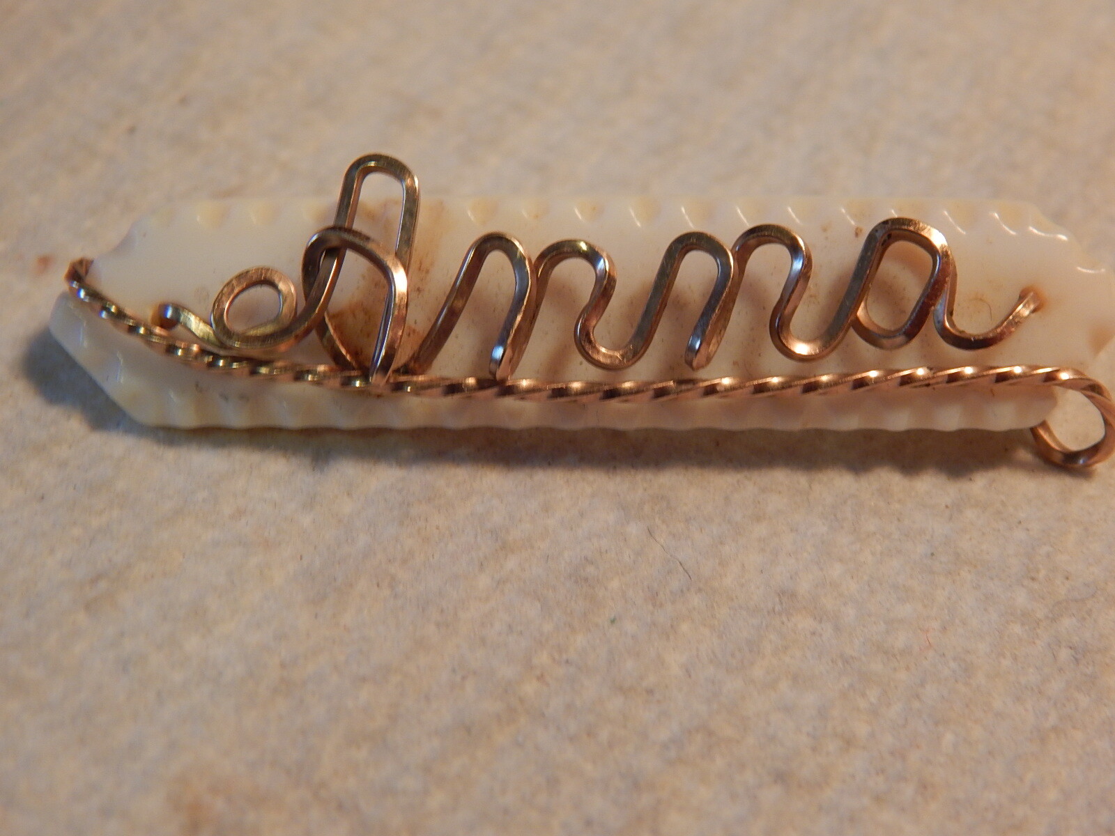 VTG 1930S TO 1950S ANNA GOLD TONE WIRE SCRIPT PIN BROOCH CARVED MOTHER OF PEARL
