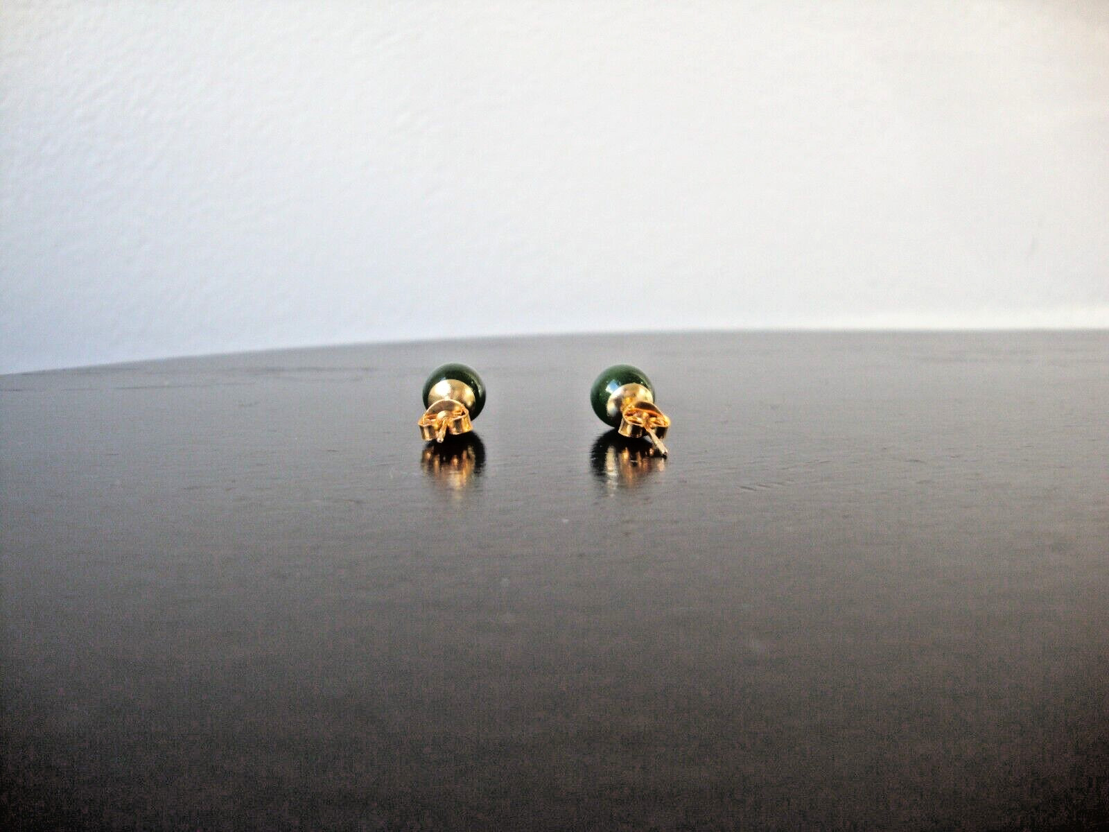 VINTAGE CLASSIC CHINESE 8MM GREEN JADE BALL YELLOW GOLD PLATED STUD EARRINGS