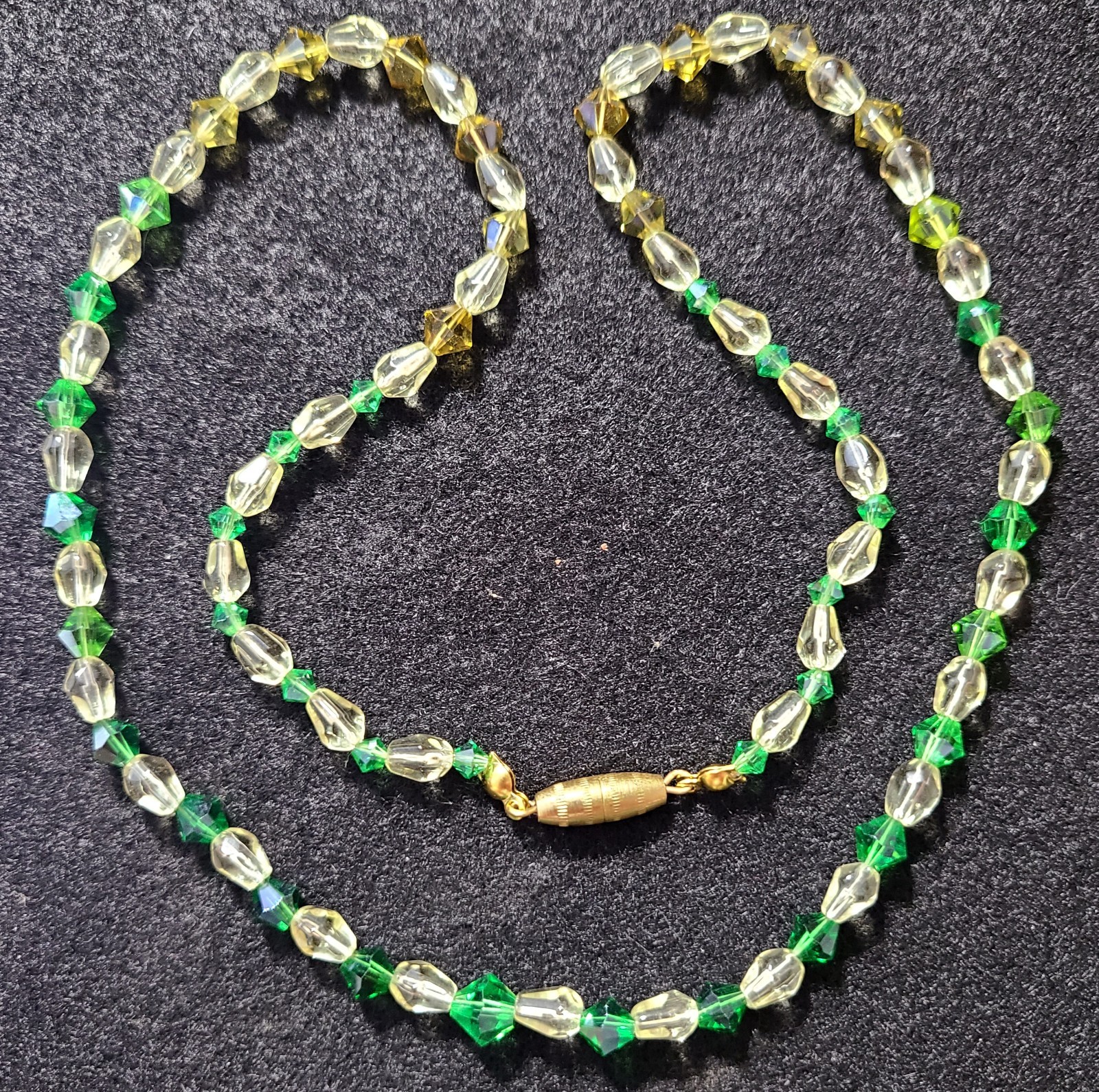 VINTAGE STUNNING GOLD TONE CITRINE GREEN FACETED GLASS NECKLACE