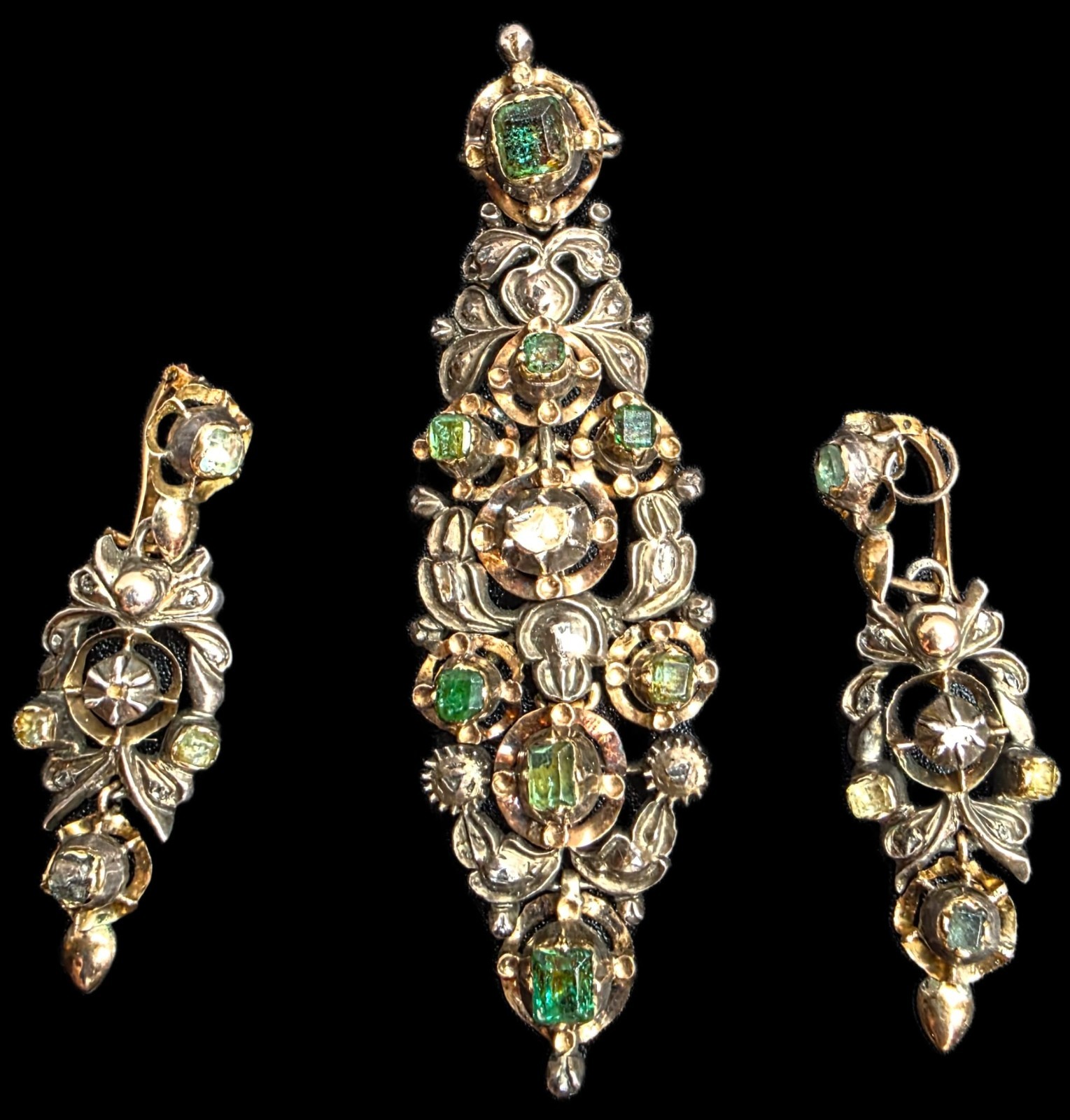 Antique Victorian Gold Parure Set Earrings Pendant Diamonds Emeralds Ca 1850