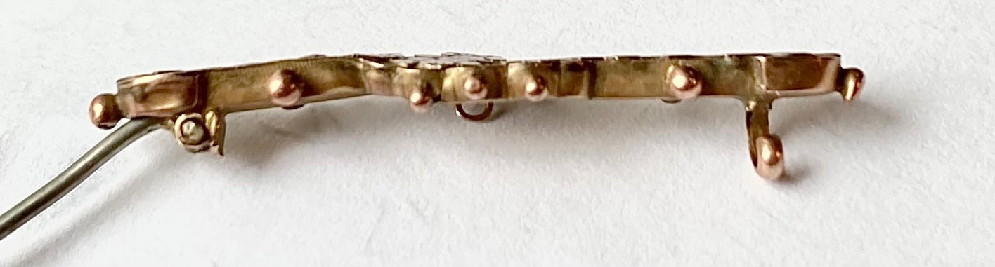 English Edwardian Sydenham Brothers 9 carat gold love pin brooch, c.1890-1915