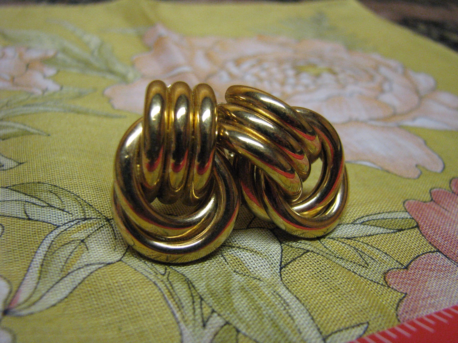 VINTAGE 60’s 70’s 80’s Pipe Valve Faux Gold Clip-On Costume Jewelry Earrings