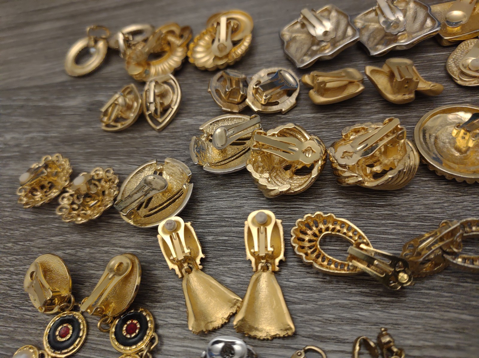 Estate Lot Costume Fashion Clip On Earrings Lot 20pr Mod Gold Tone Pretty Mix