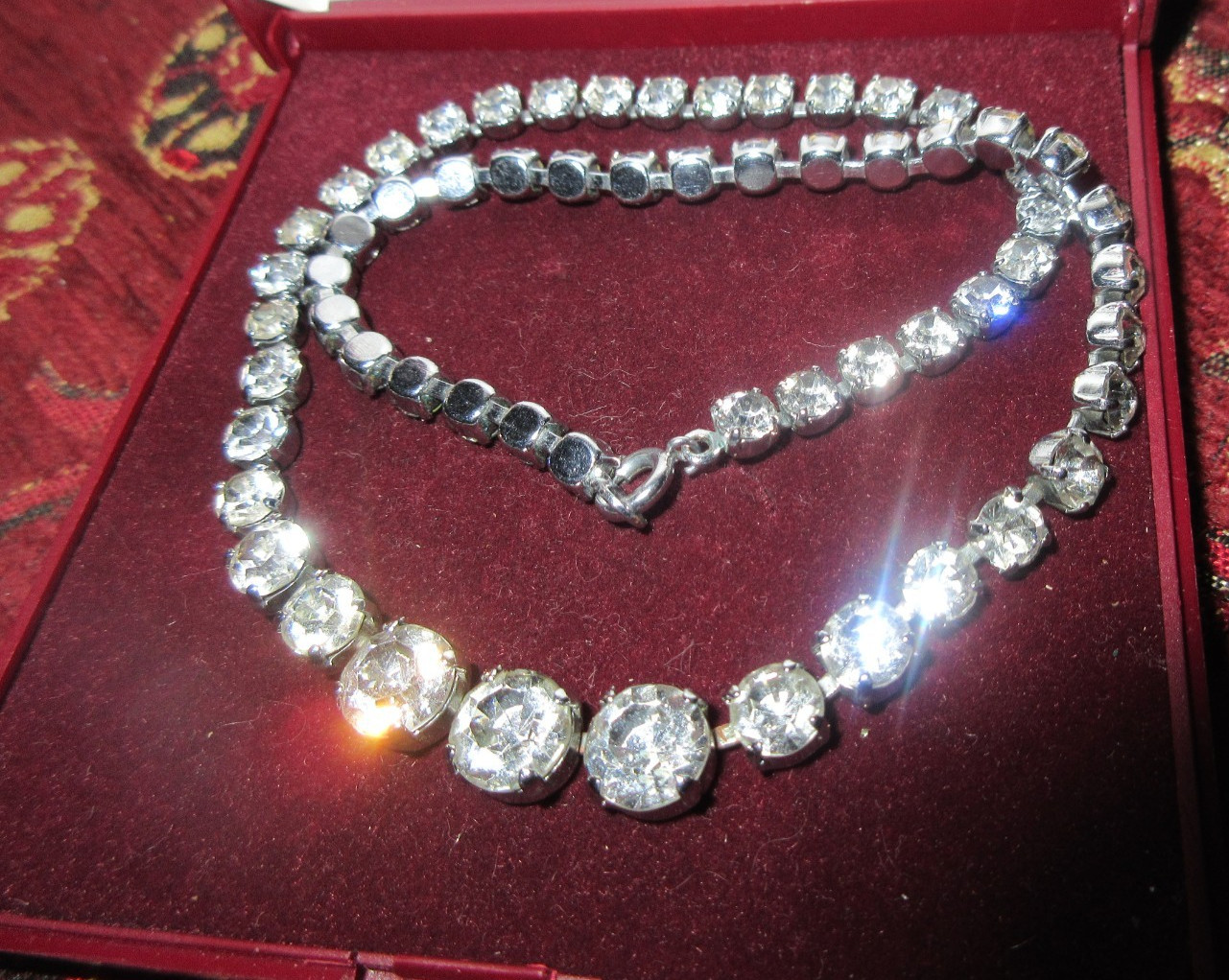 Wonderful vintage silvertone clear glass Rhinestone necklace