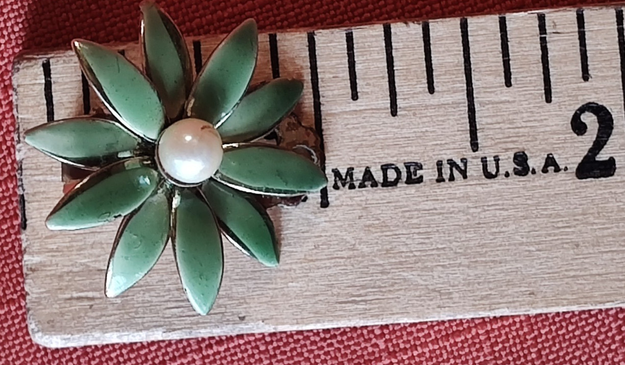 VTG Retro 1″ Enameled Green Daisy Clip On Earrings Gold Tone Trim Faux Pearl