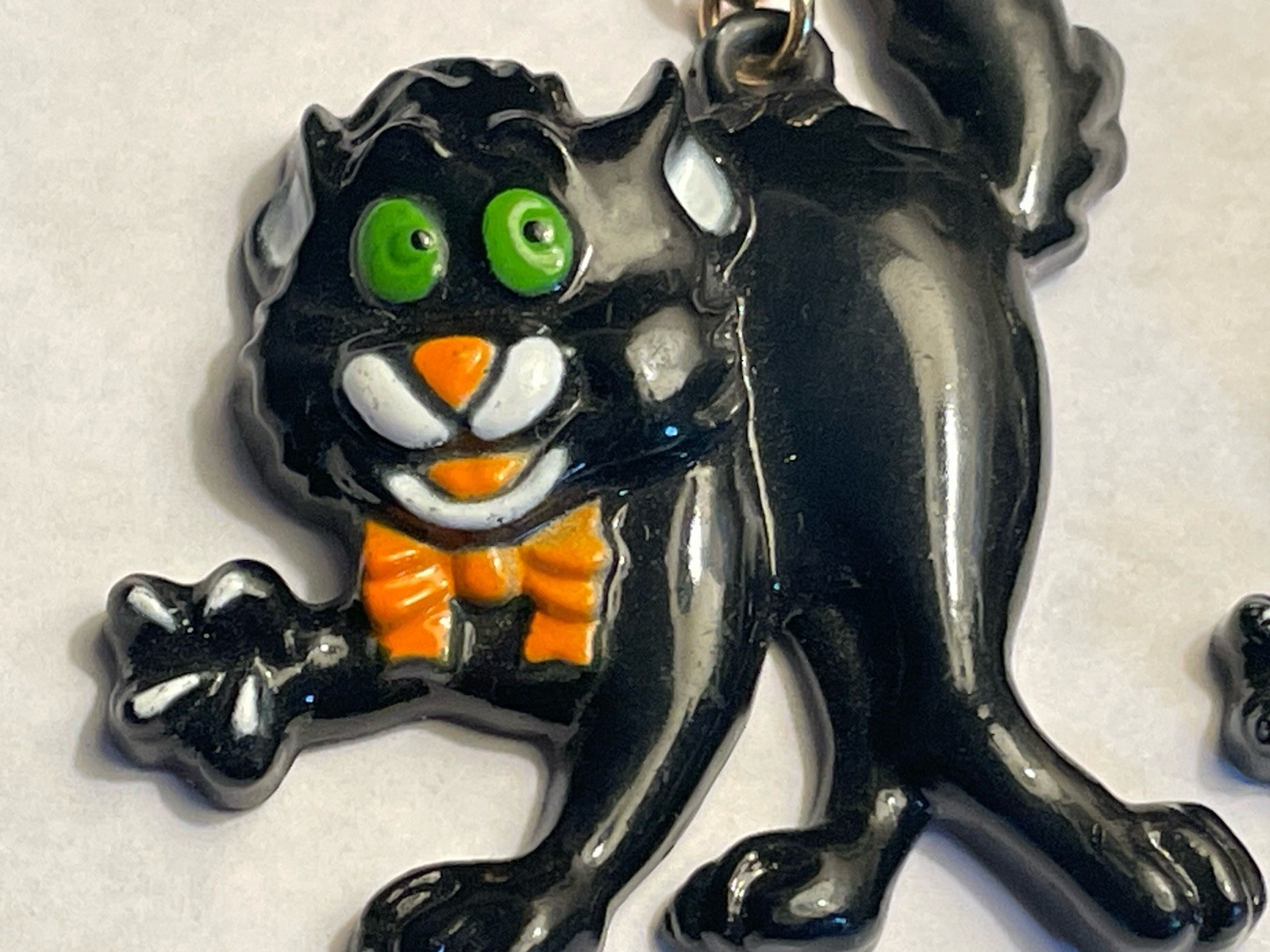 VINTAGE 1980’S “FUN WORLD” BLACK CAT PLASTIC DANGLE CLIP-ON EARRINGS, GREEN EYES
