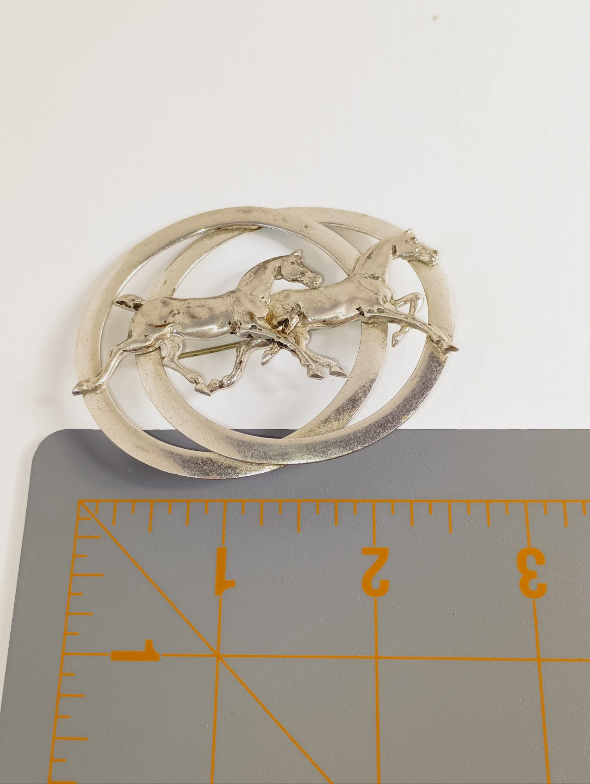 VINTAGE SILVER TONE 2 RUNNING HORSE EQUESTRIAN PIN BROOCH ROUND 2 1/2″