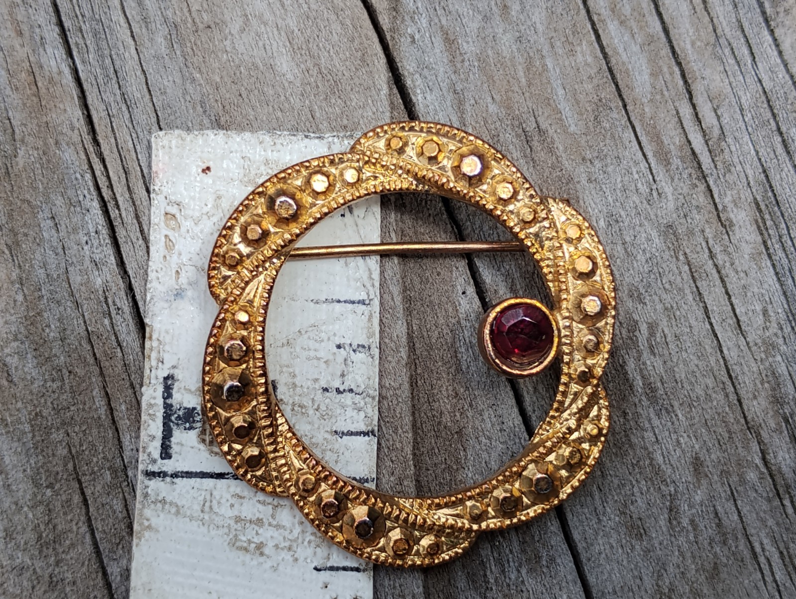 VINTAGE SCATTER PIN GOLD TONE W/ RED STONE 1.25″ Diameter It Goes W/ Everything