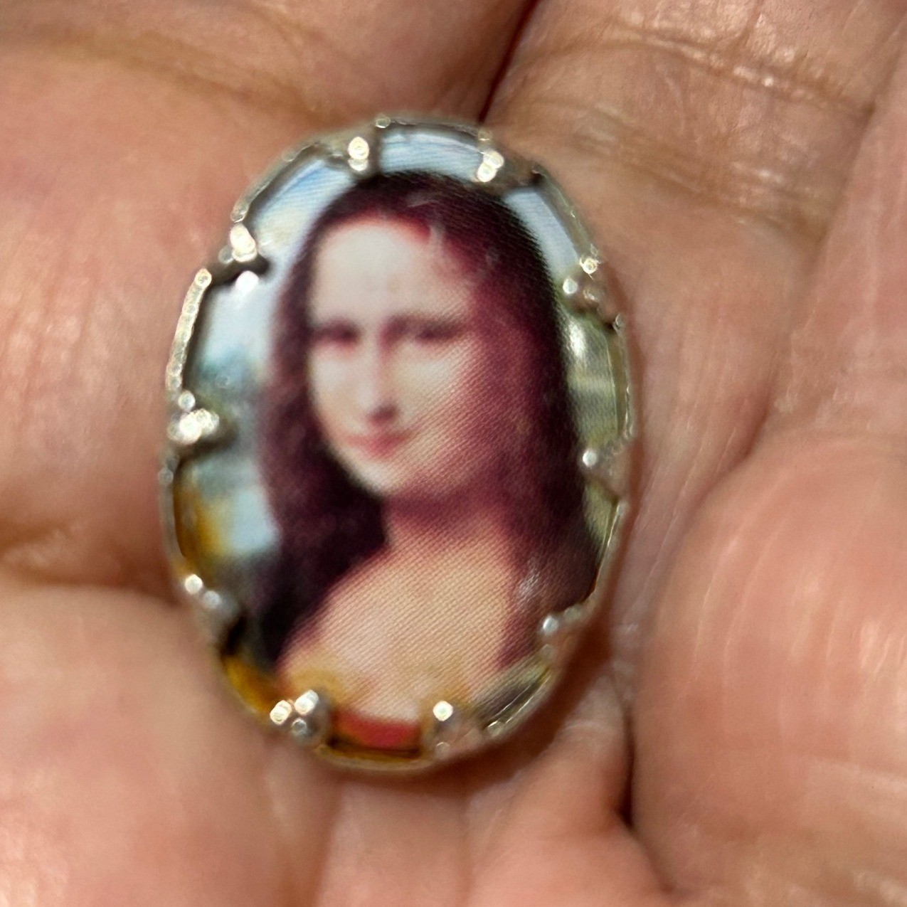 Vtg Mona Lisa Portrait Brooch Gold Tone Art Pin Novelty Cameo Kitsch Portrait