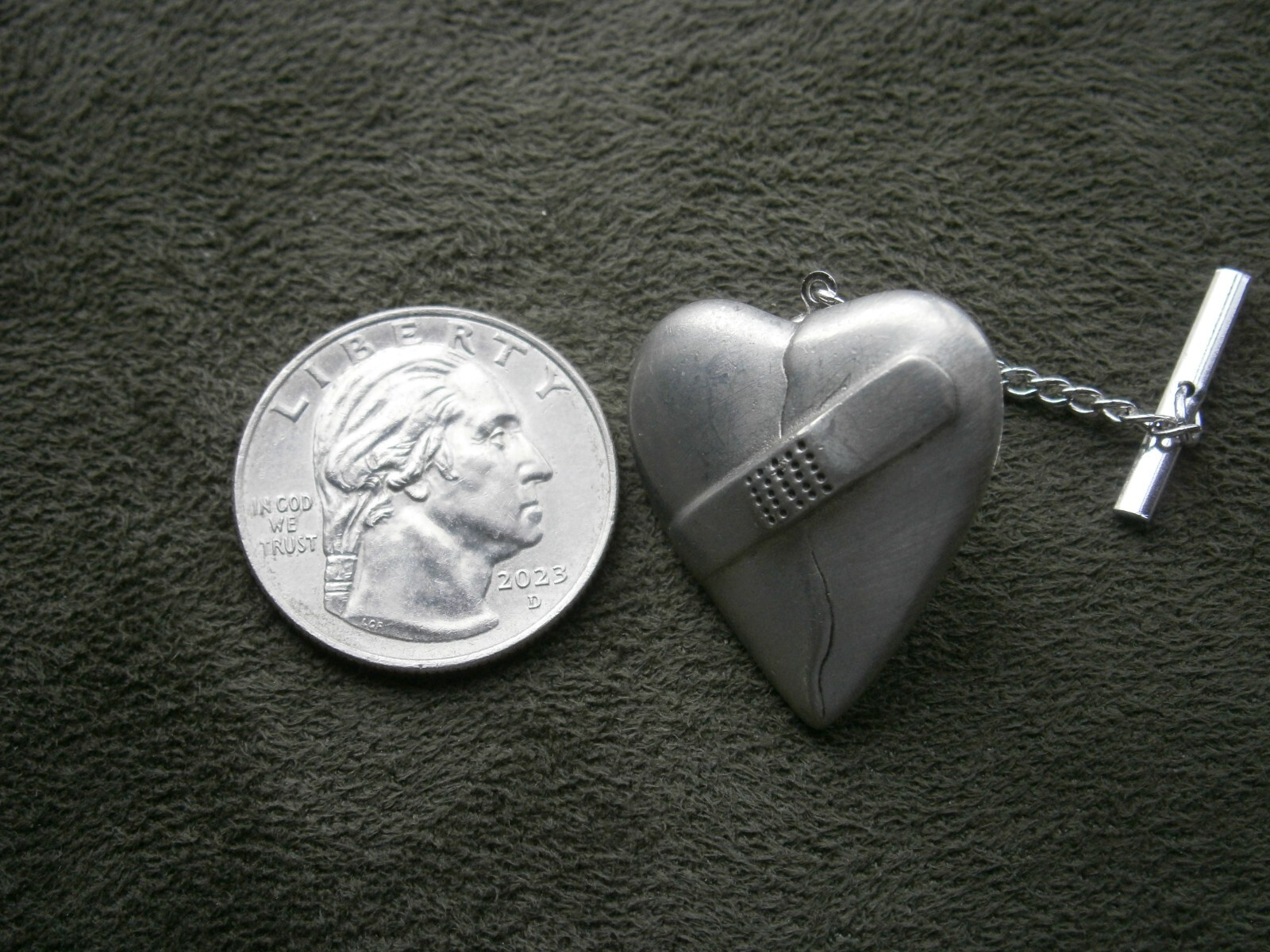 Large Broken Heart Vintage Pewter Brooch Lapel Pin Tie Tac 9.0g