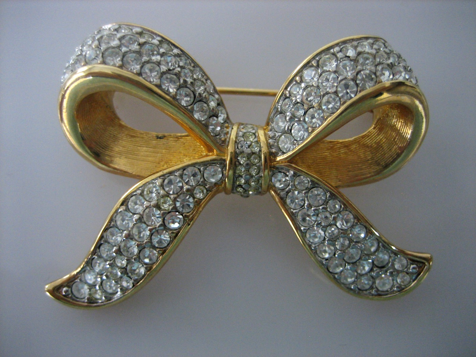 Vintage D.S.Co Daniel Swarovski Rhinestone Gold Tone Ribbon Bow Brooch