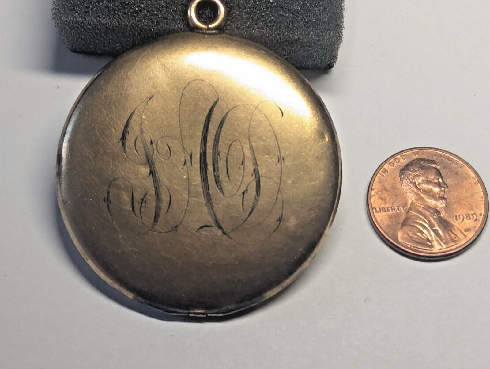 VINTAGE GOLD FILLED PHOTO PICTURE LOCKET PENDANT MONO ABOUT 1 10/16″ WIDE