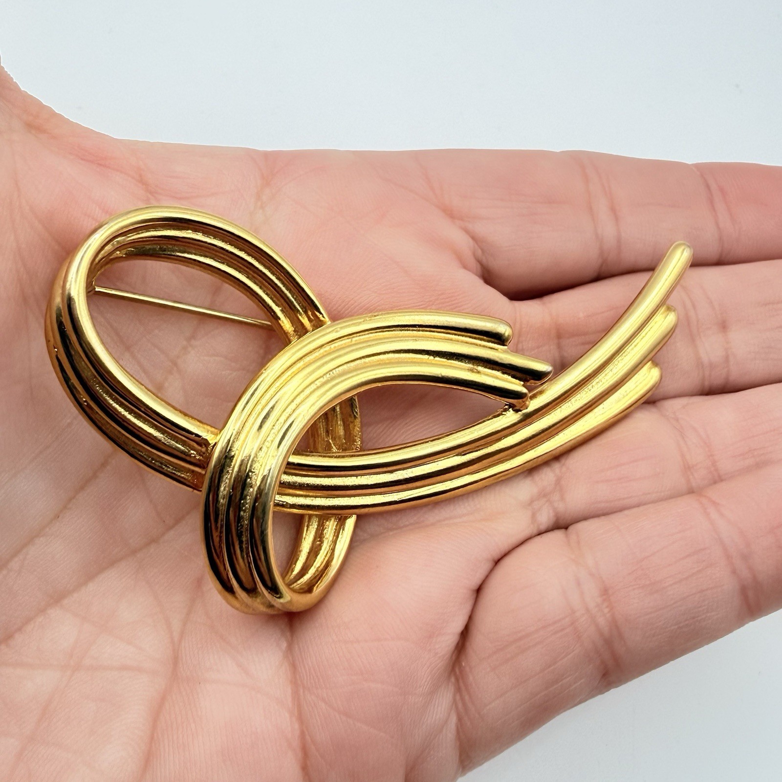 Vintage Gold Tone Knot Brooch Modernist Ribbon Swirl Statement Pin Bold 2.75″