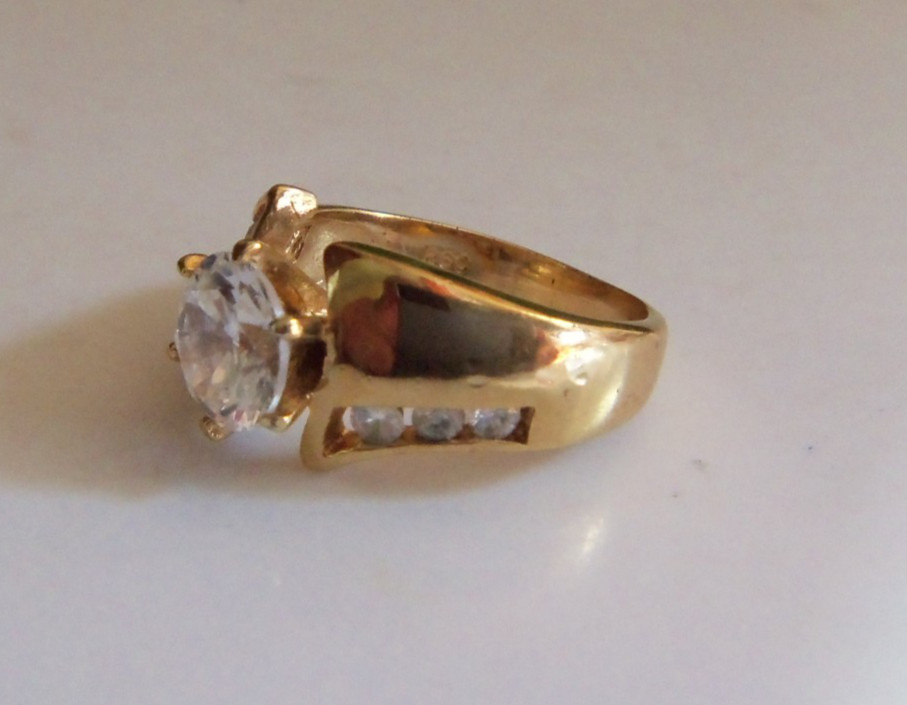18k GE Ring w/Large CZ Stone & Side Channel Set Stones Size 7 RSC VERY NICE