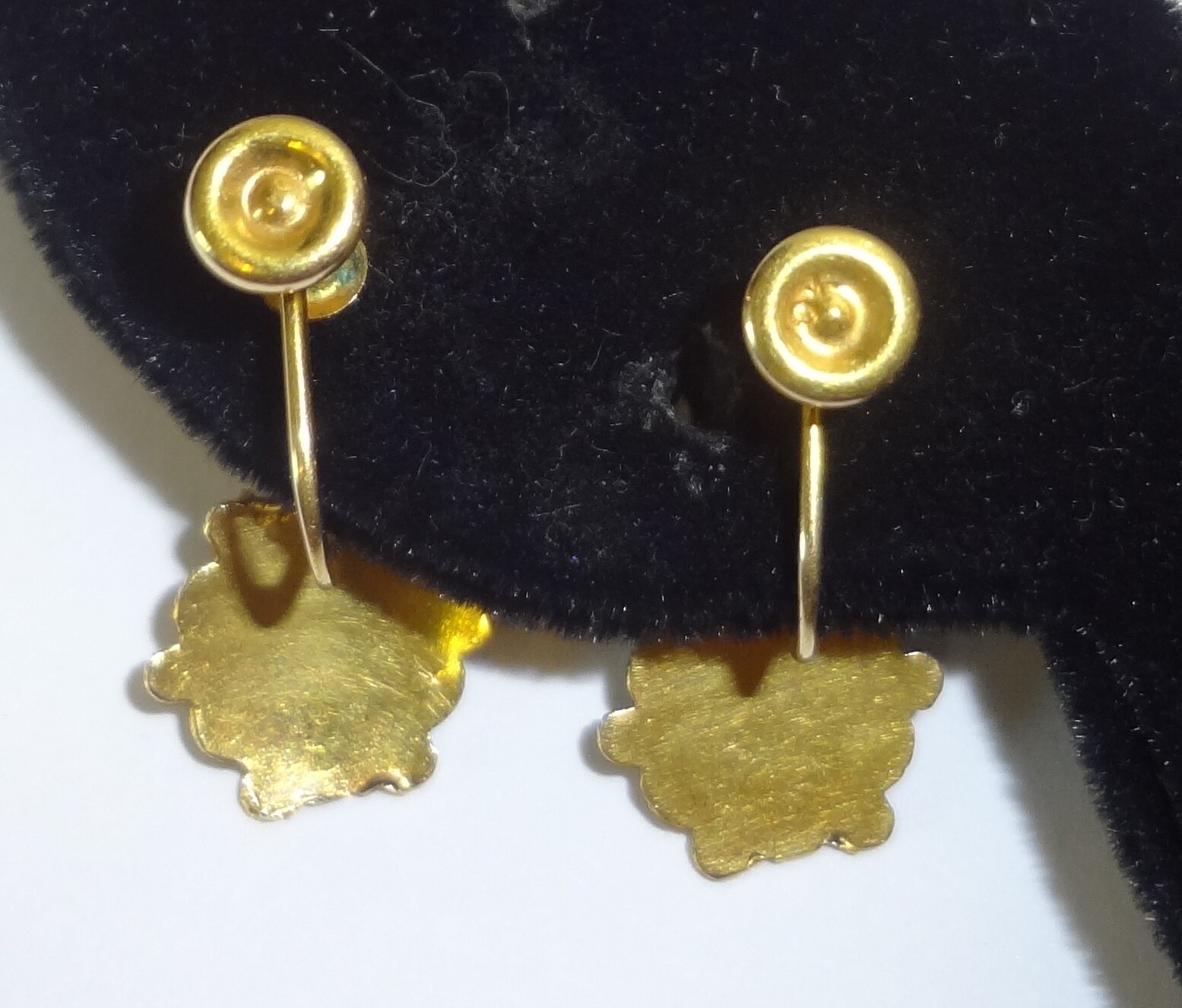 Vintage Etruscan Revival 10K Yellow Gold Red & White Enamel Screw Back Earrings