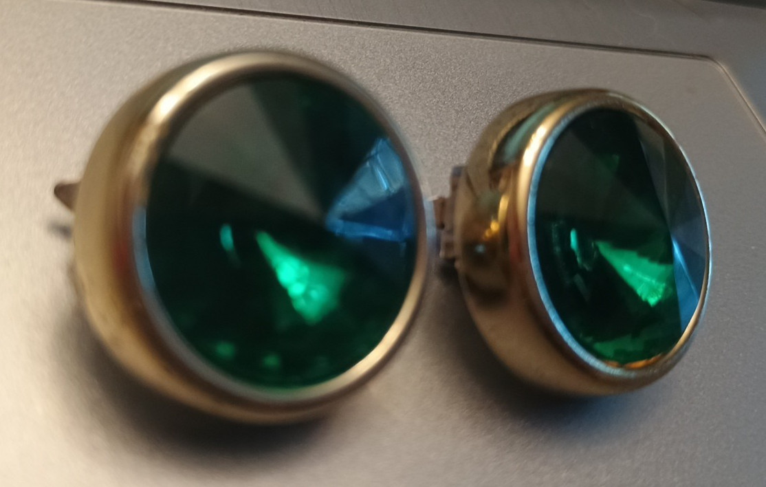 Vtg VIVID GREEN Multi faceted Round Clip On Gold Tone trim .75″ Retro Earrings