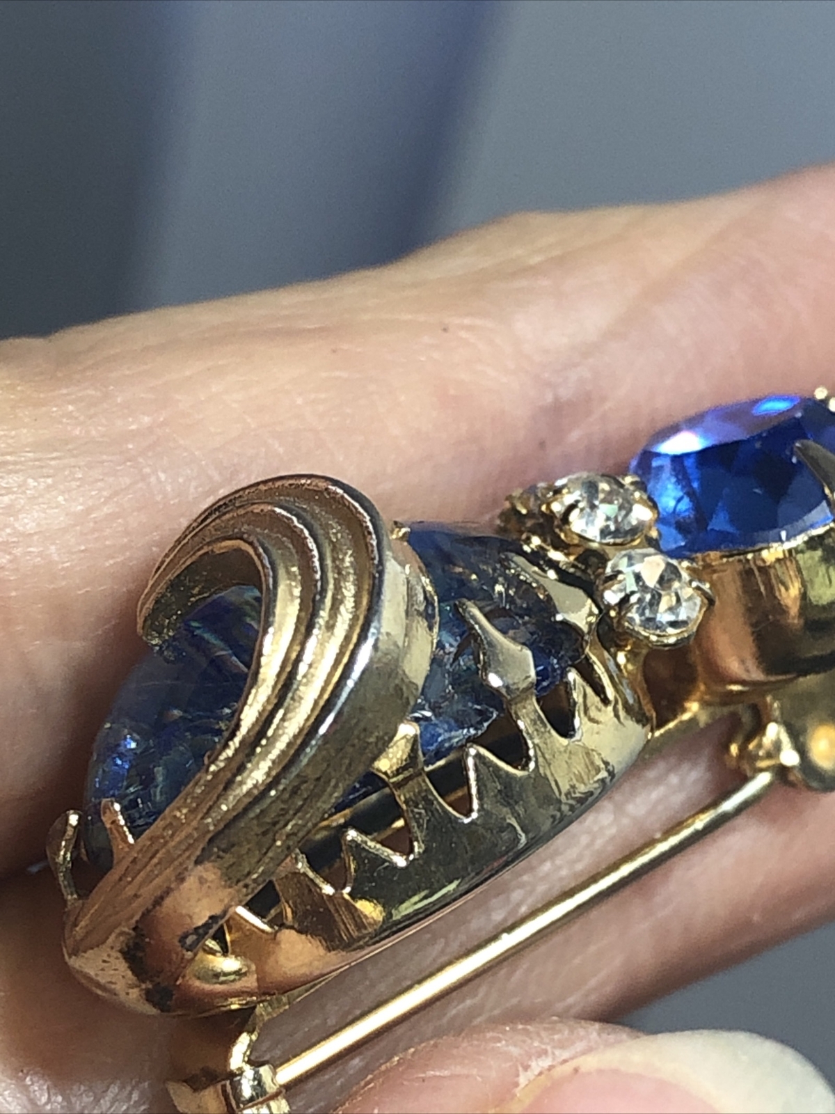 Vintage Gold tone Kitty Cat Blue Foiled Oval Dome Tummy Rhinestone pin 39mm