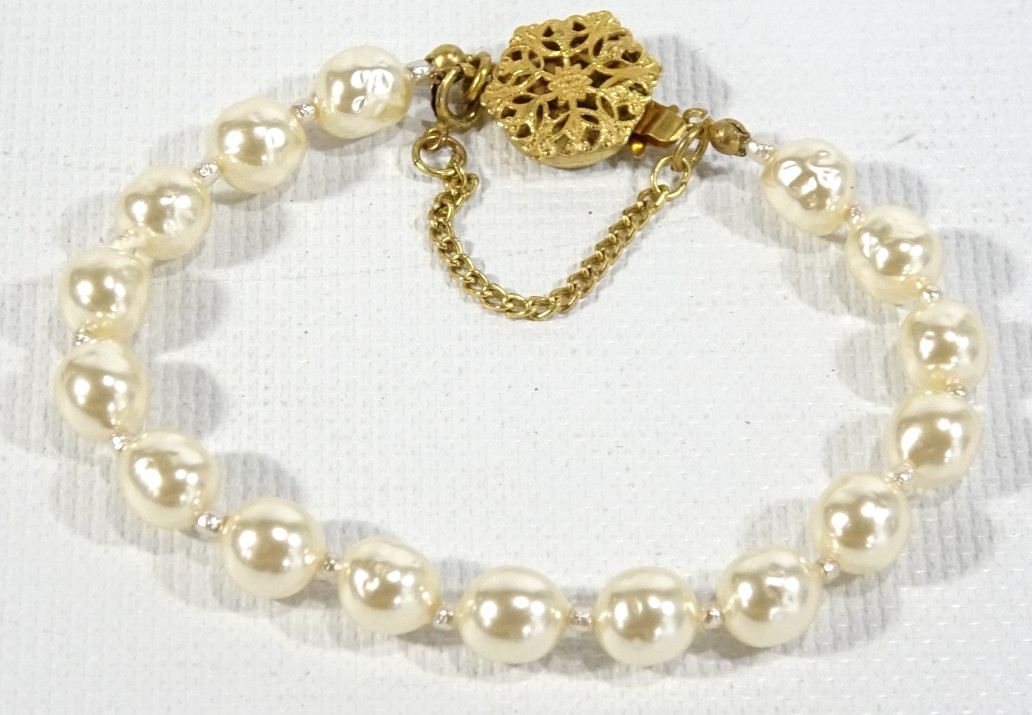 Beautiful Vintage Faux Pearl Costume Jewelry Bracelet By Miriam Haskell