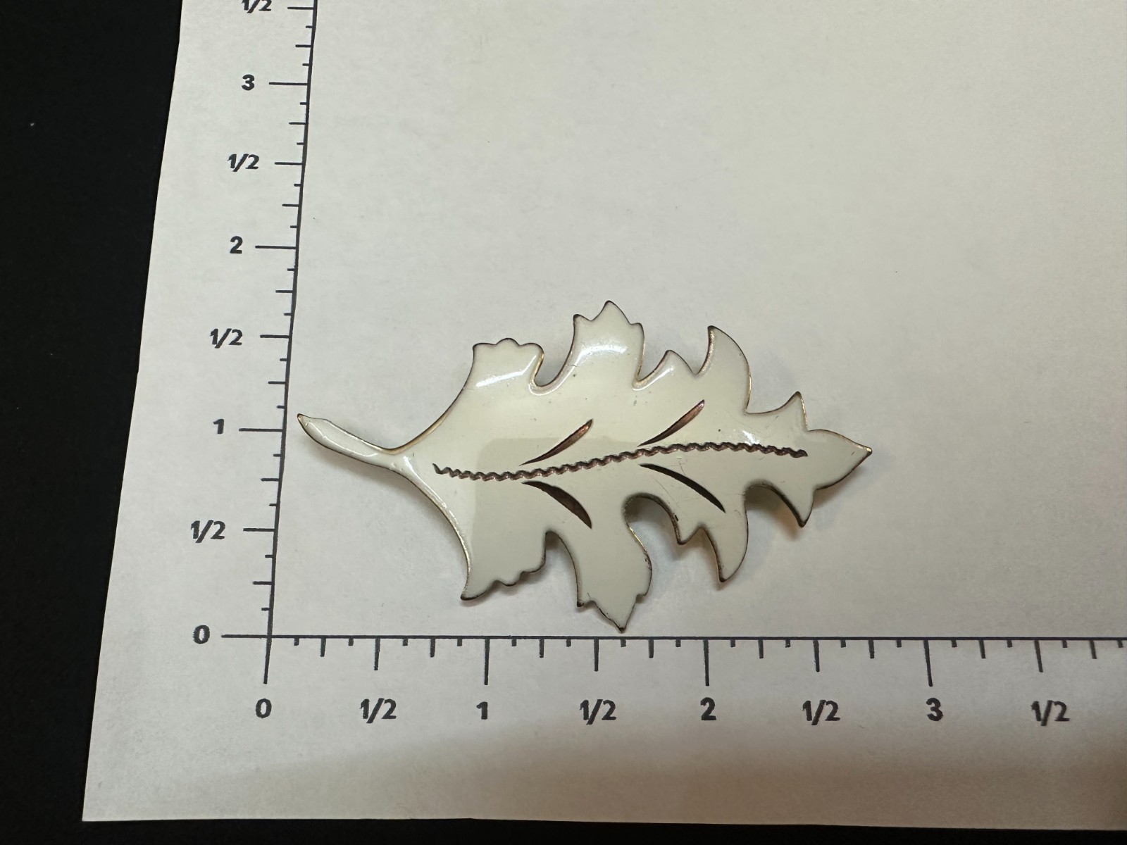 VINTAGE WHITE ENAMEL OAK LEAF BROOCH GOLD TONE PIN 2.7″ ROLLOVER CLASP