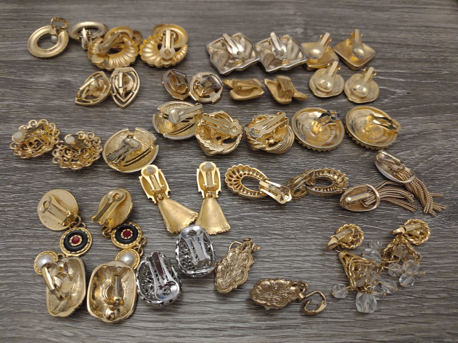Estate Lot Costume Fashion Clip On Earrings Lot 20pr Mod Gold Tone Pretty Mix