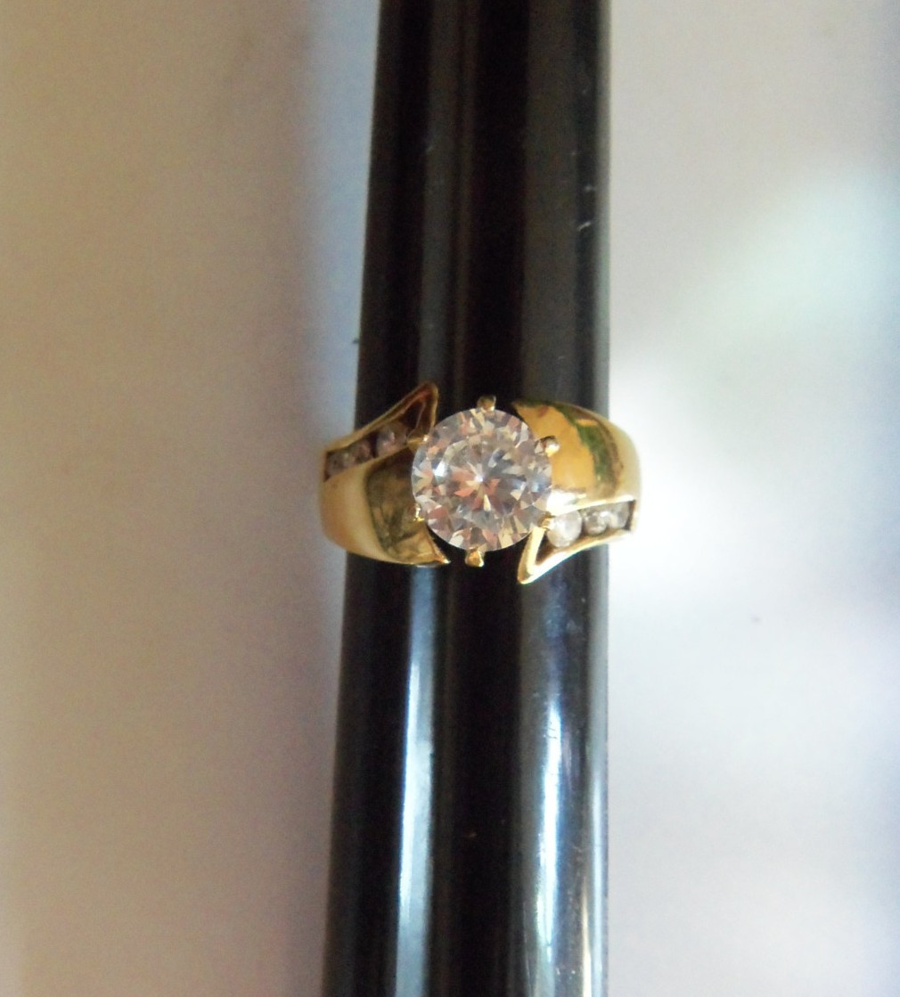 18k GE Ring w/Large CZ Stone & Side Channel Set Stones Size 7 RSC VERY NICE