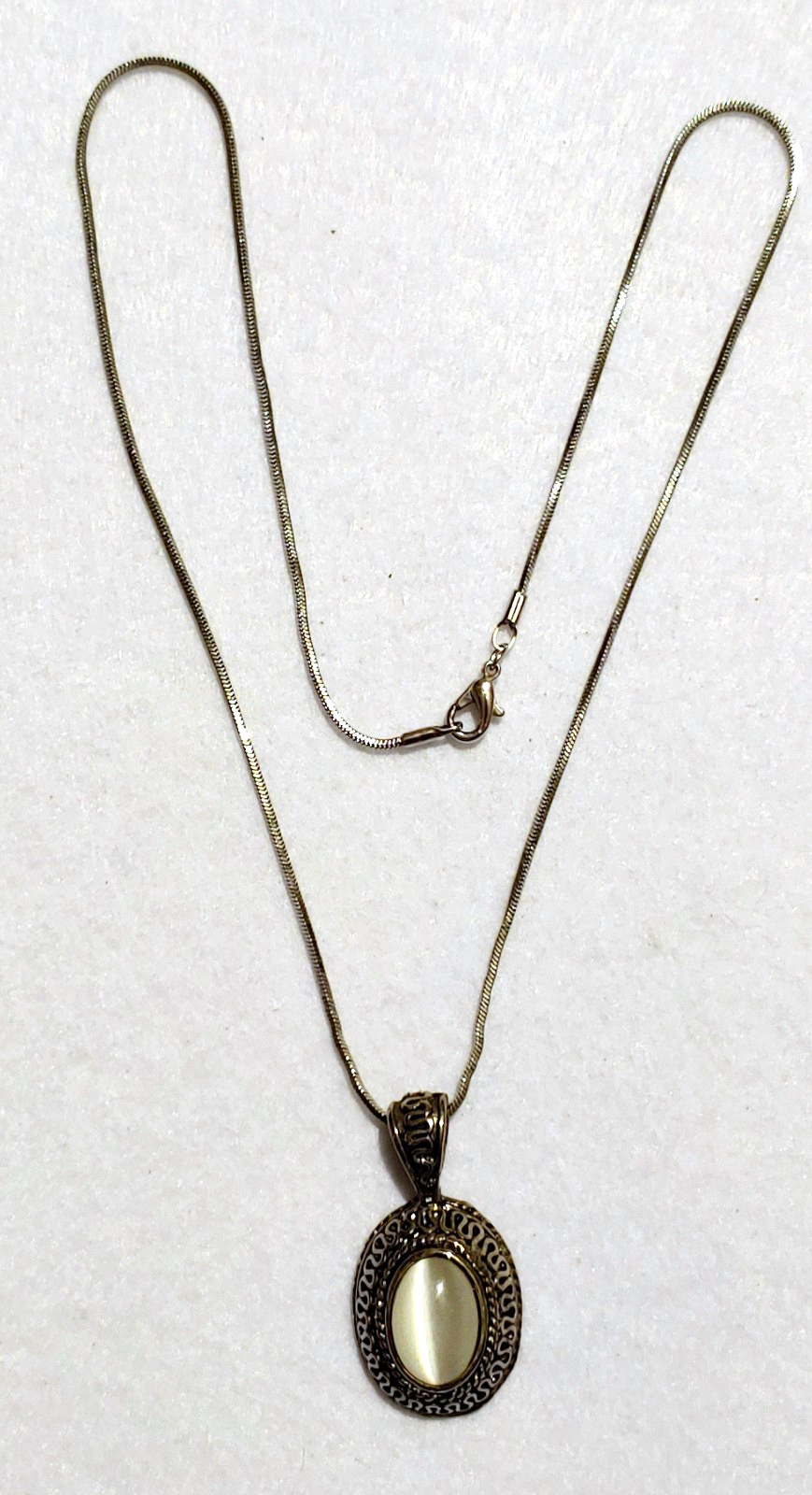 VINTAGE – Gray/White CATS EYE PENDANT – 17.5 in NECKLACE SILVER TONE CHAIN