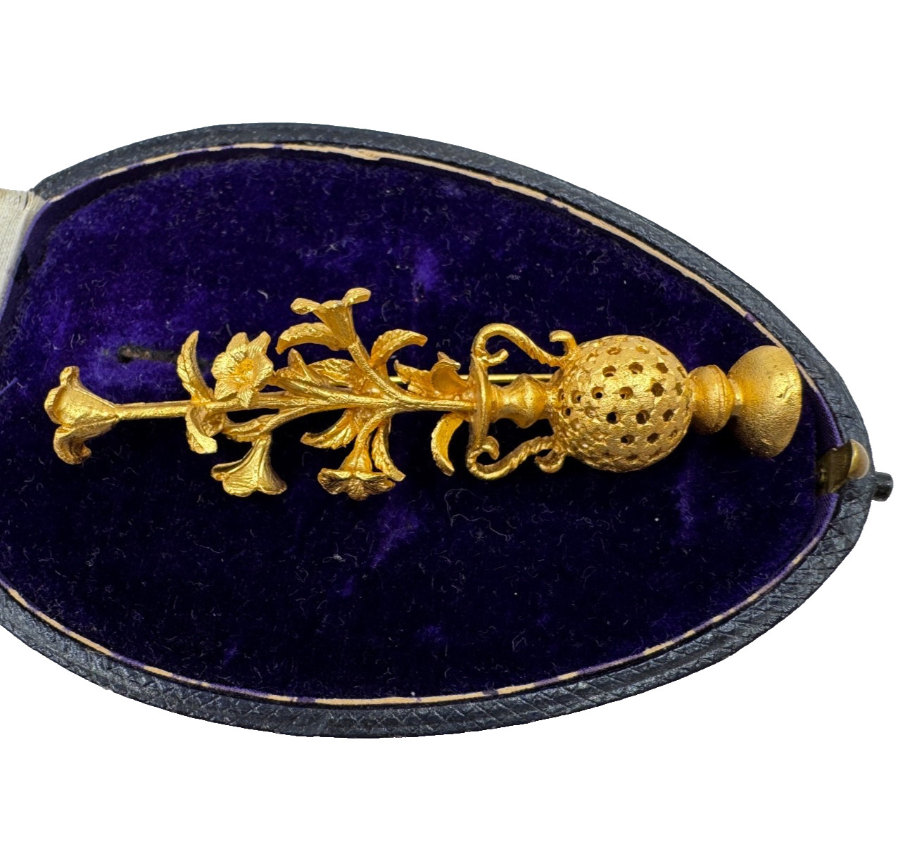 ELEGANT EARLY VINTAGE BROOCH GOLD TN VICTORIAN LILY BOUQUET LOVE BEAUTY DEVOTION