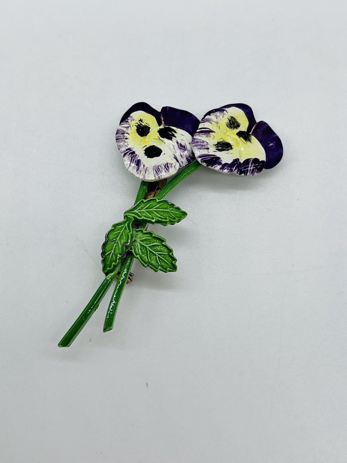 PANSY BROOCH PIN PURPLE AND YELLOW ENAMEL FINISH SPRING TIME EASTER VINTAGE