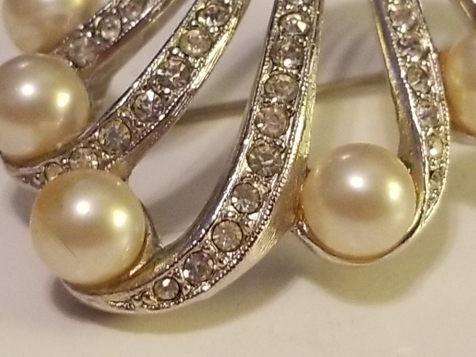 Elegant Brooch Pin Vtg Silver Toned Swirl Ribbon Pearl & CZ Encrusted 1.75″ Long