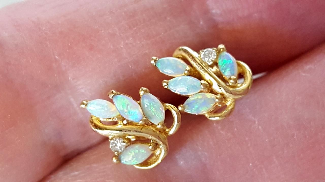 Beautiful Vintage Mint 14KT Gold OPAL LEAF Cluster Pierced Earrings Original Box