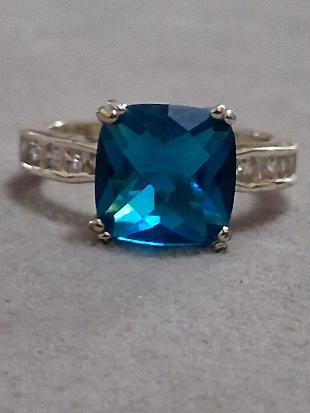 Blue cushion-cut glass stone ring w/clear stone accents, silverplate, SZ_7