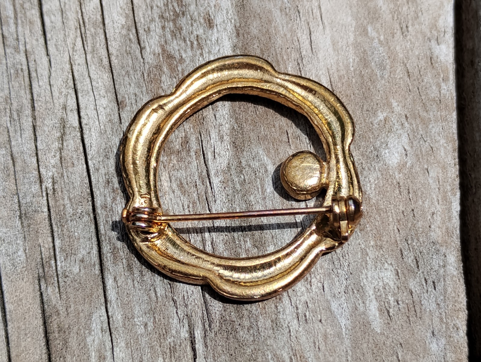 VINTAGE SCATTER PIN GOLD TONE W/ RED STONE 1.25″ Diameter It Goes W/ Everything