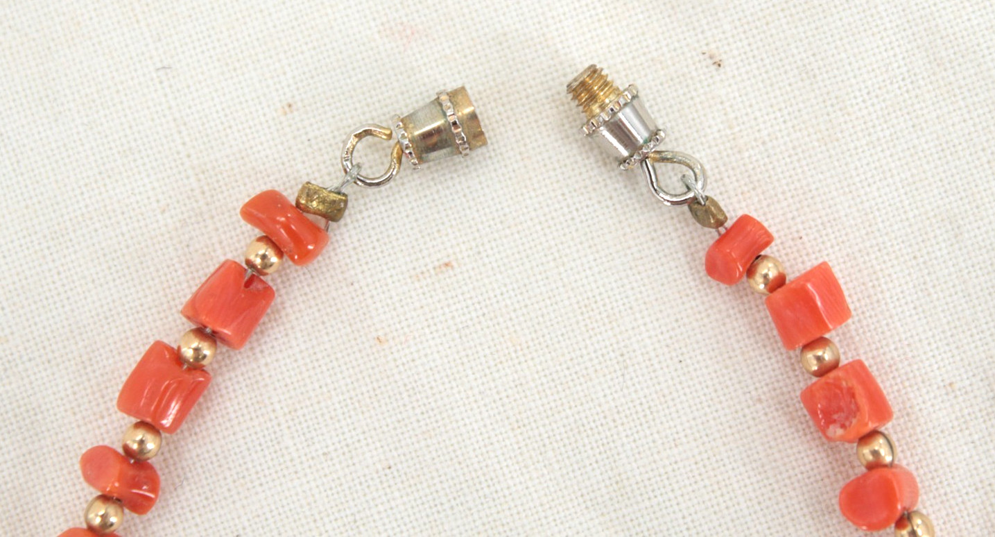 VTG Women’s Light Salmon Colored Coral Beaded Necklace 20 Inches 19 Grams