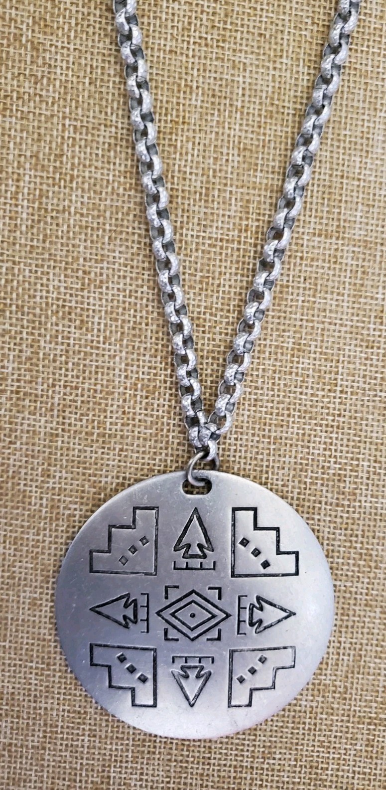 VINTAGE SOUTHWESTERN DESIGN ROUND 2 1/2″ PENDANT W/19″ CHAIN, ALUMINUM