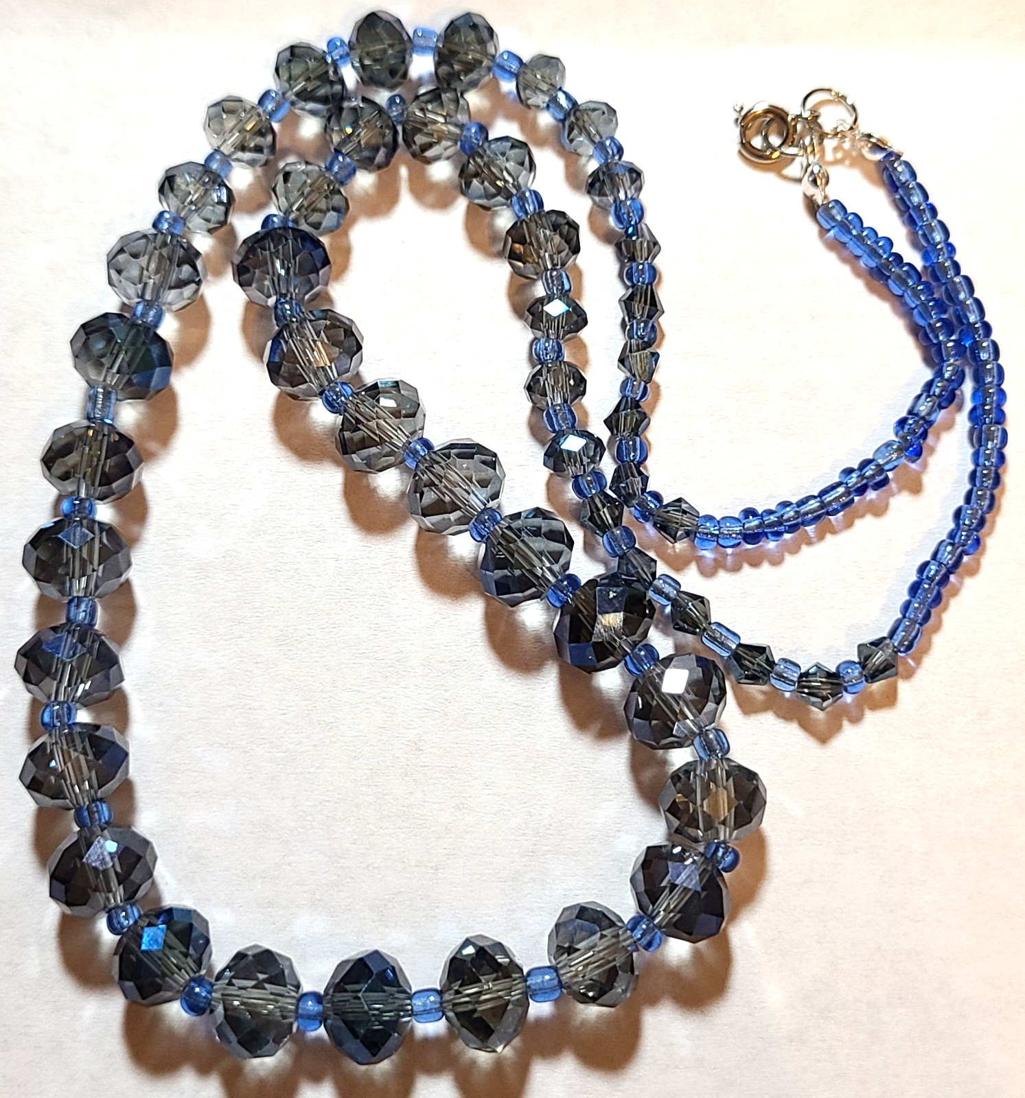 VINTAGE STUNNING SILVER TONE BLUE AURORA BOREALIS FACETED GLASS NECKLACE