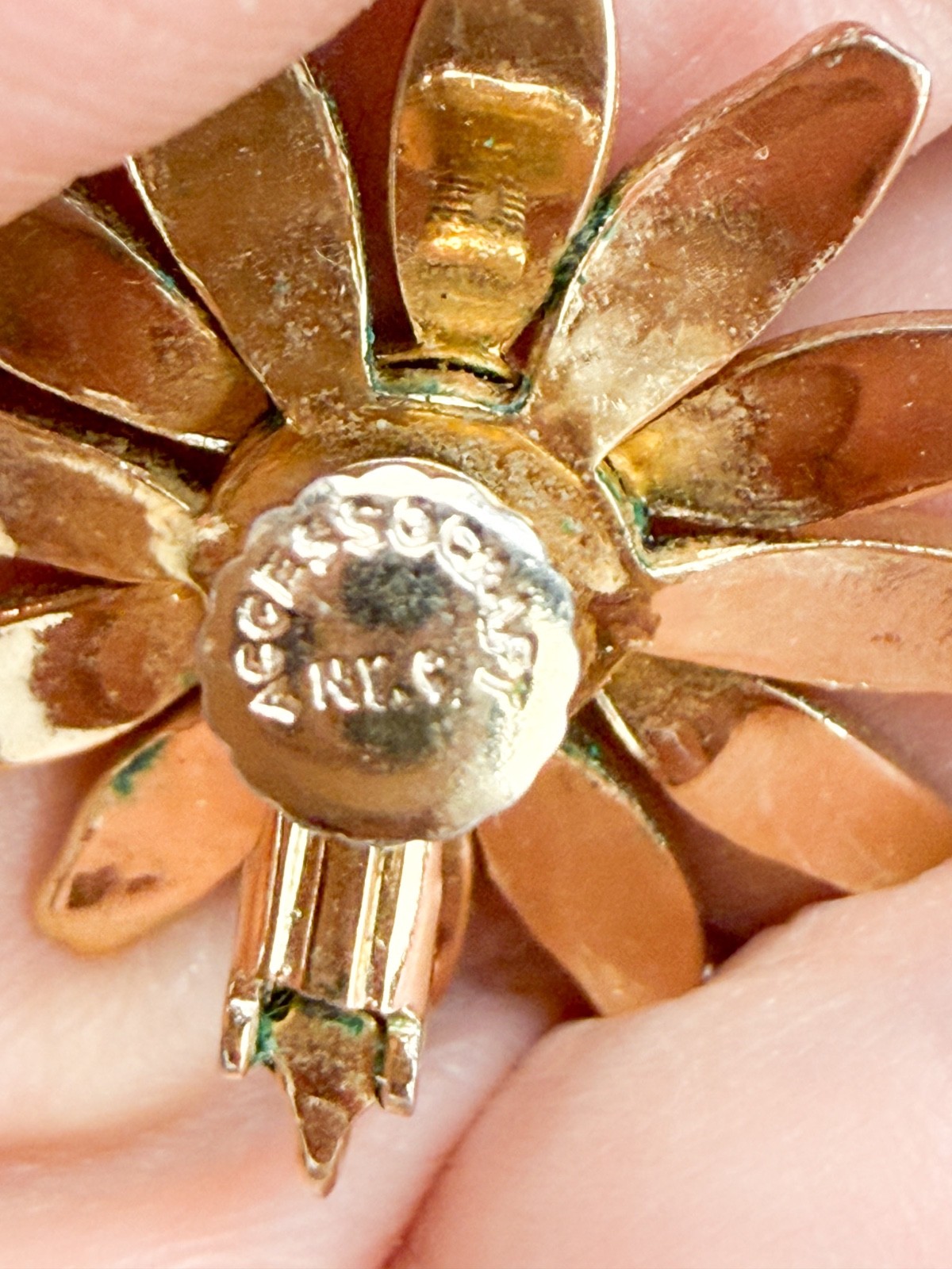 Vintage Accessocraft Gold Tone DAISY Brooch and Adjustable Clip-On Earrings Set
