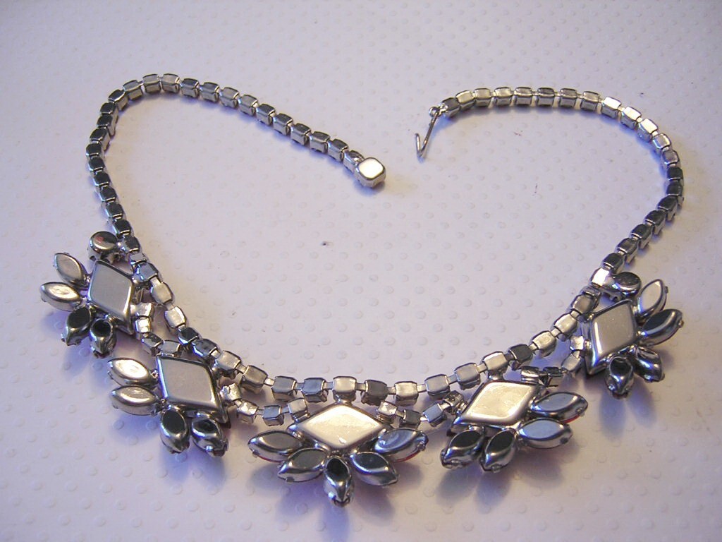 1960’s RED SASSY Timeless Diamond Shape RHINESTONES & Iridescent GLASS Necklace