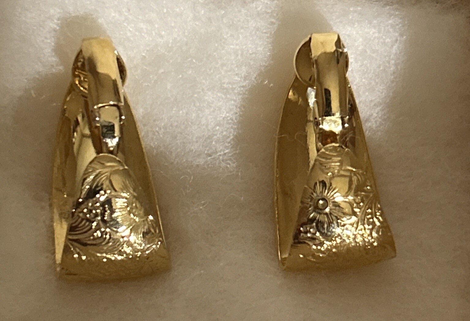 Avon Earrings Gold Tone Textured Floral Half Hoop Dangle Drop Clip on 1990