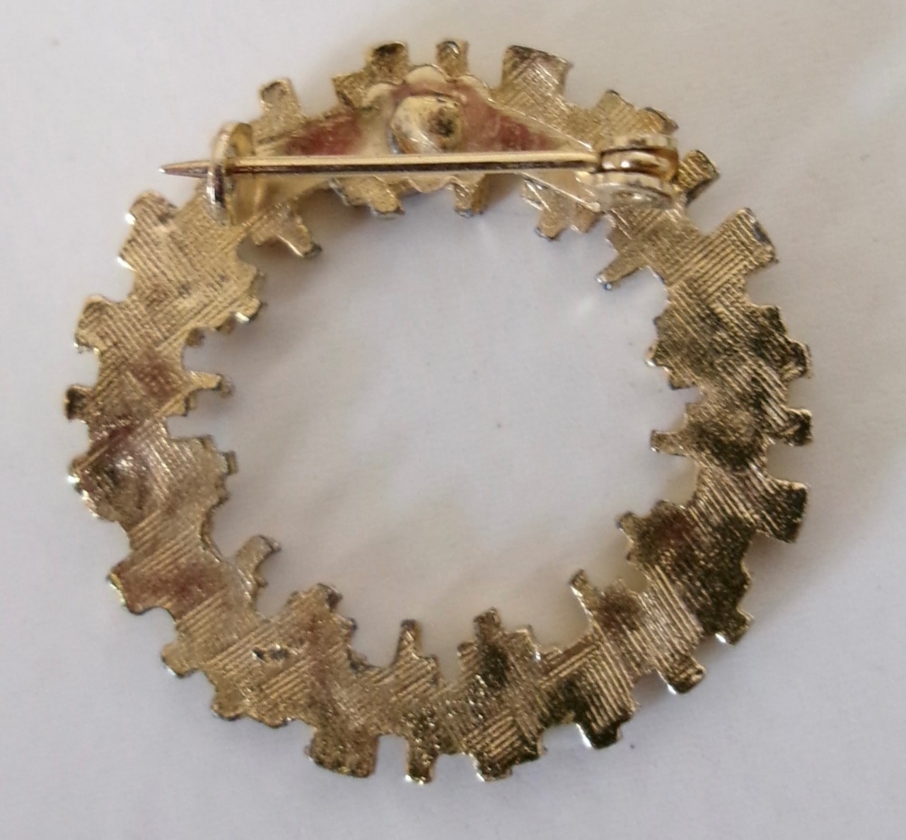 7 Vintage Pins Pinbacks Good Condition Costume Jewelry Lite Wear On Some