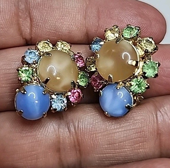 Vtg Unsigned Pastel Multi Colored Moonstone Cabochon Rhinestone Brooch Gold Tone