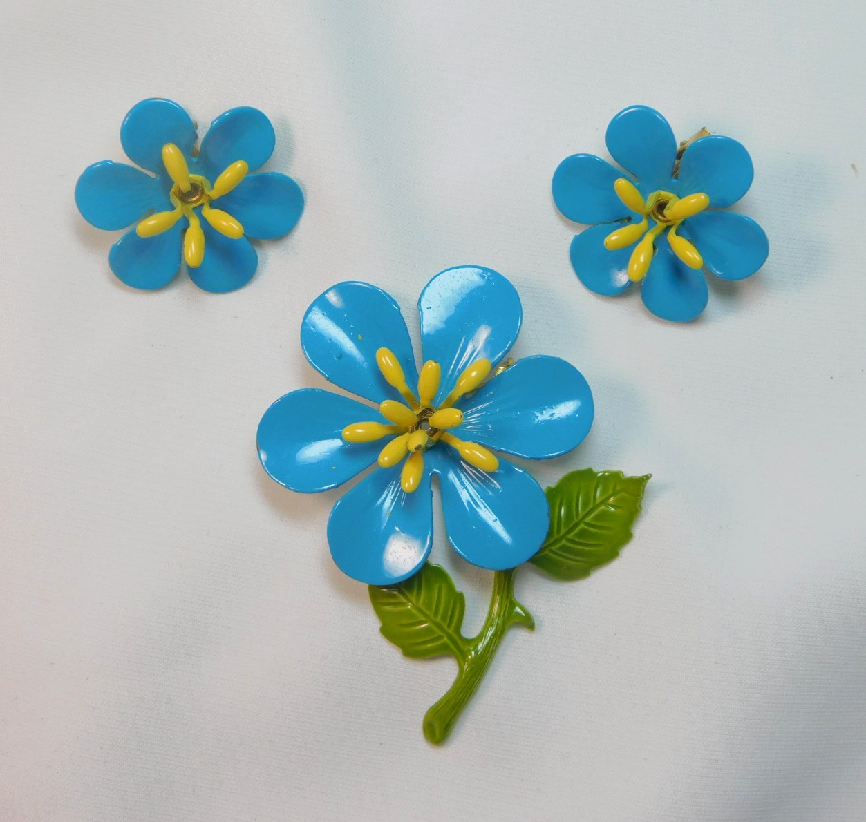 VINTAGE MOD RETRO BLUE ENAMEL METAL FLOWER DAISY BROOCH & EARRING SET✨