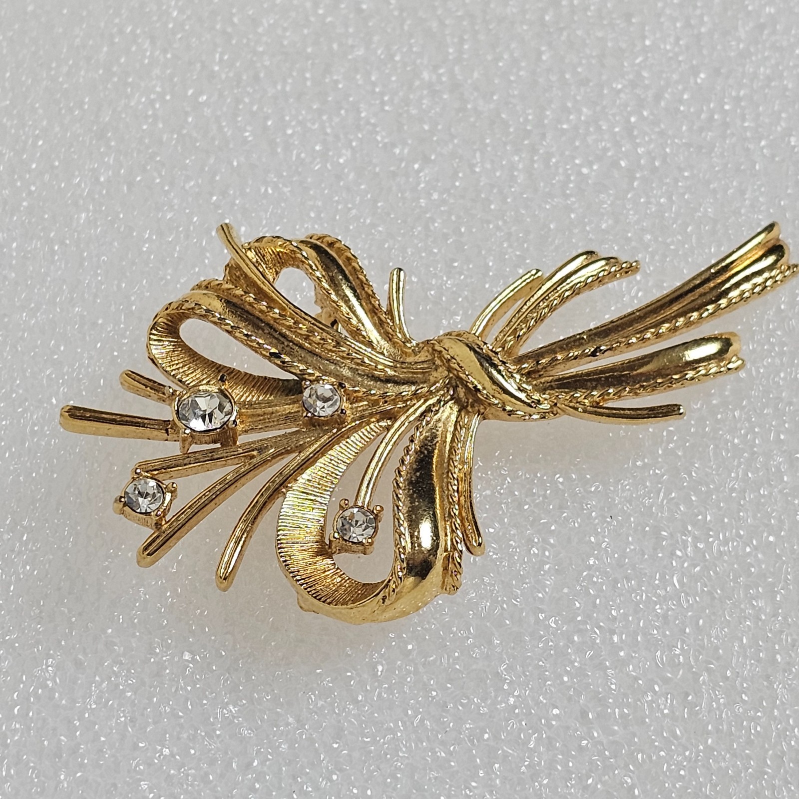 Vtg Gold Tone Textured Clear Crystal Rhinestone Brooch Pin Bouquet Ribbon Floral