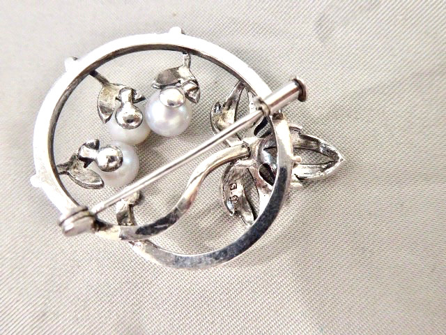 MIKIMOTO SIGNED VINTAGE BRIGHT CLEAN (3) 6 MM CULTURED AKOYA PEARLS STERLING PIN