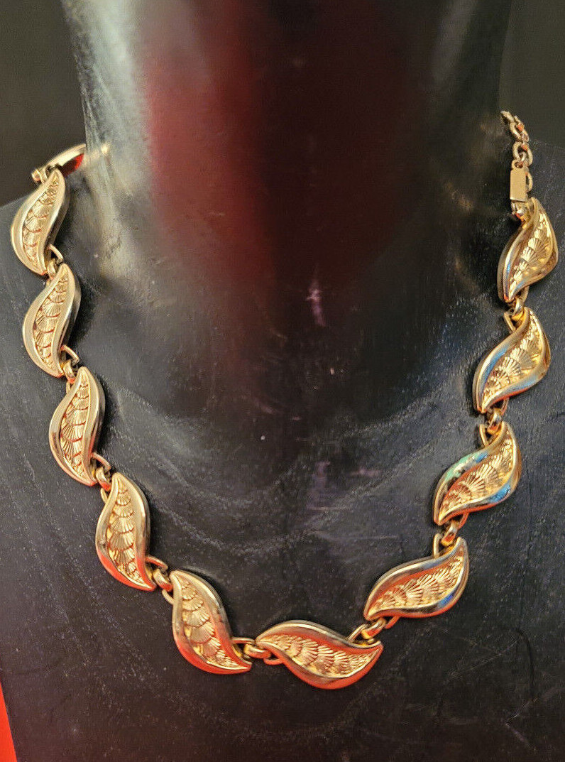 GOLD EYE SHAPE 16″ NECKLACE WITH SHELL INSERTS AND DANGLING CHAIN – HOOK CLASP