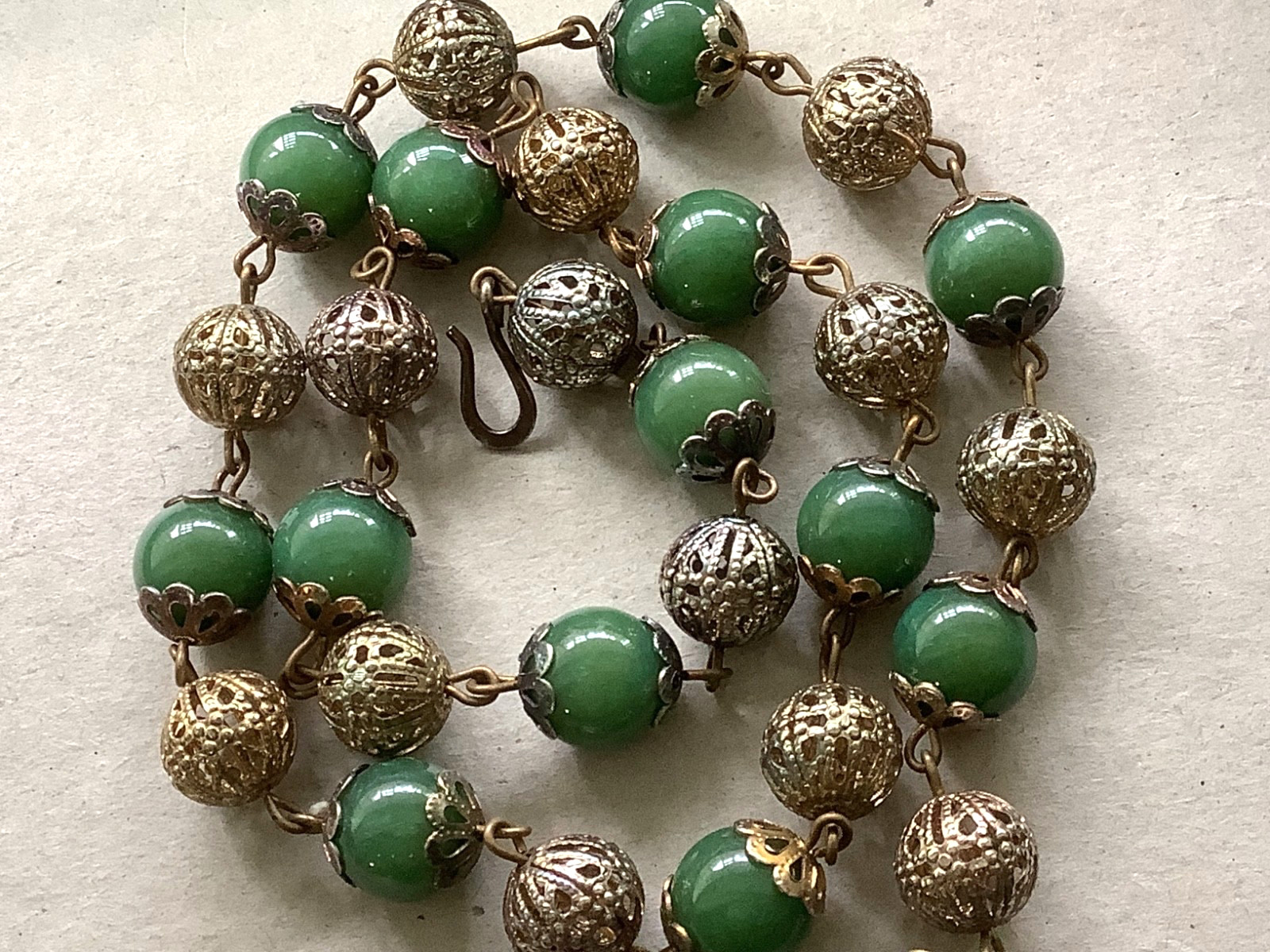 Vintage Art Deco vivid green Jade station beaded necklace 18″