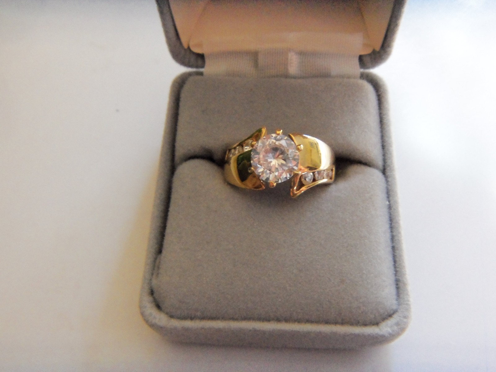 18k GE Ring w/Large CZ Stone & Side Channel Set Stones Size 7 RSC VERY NICE