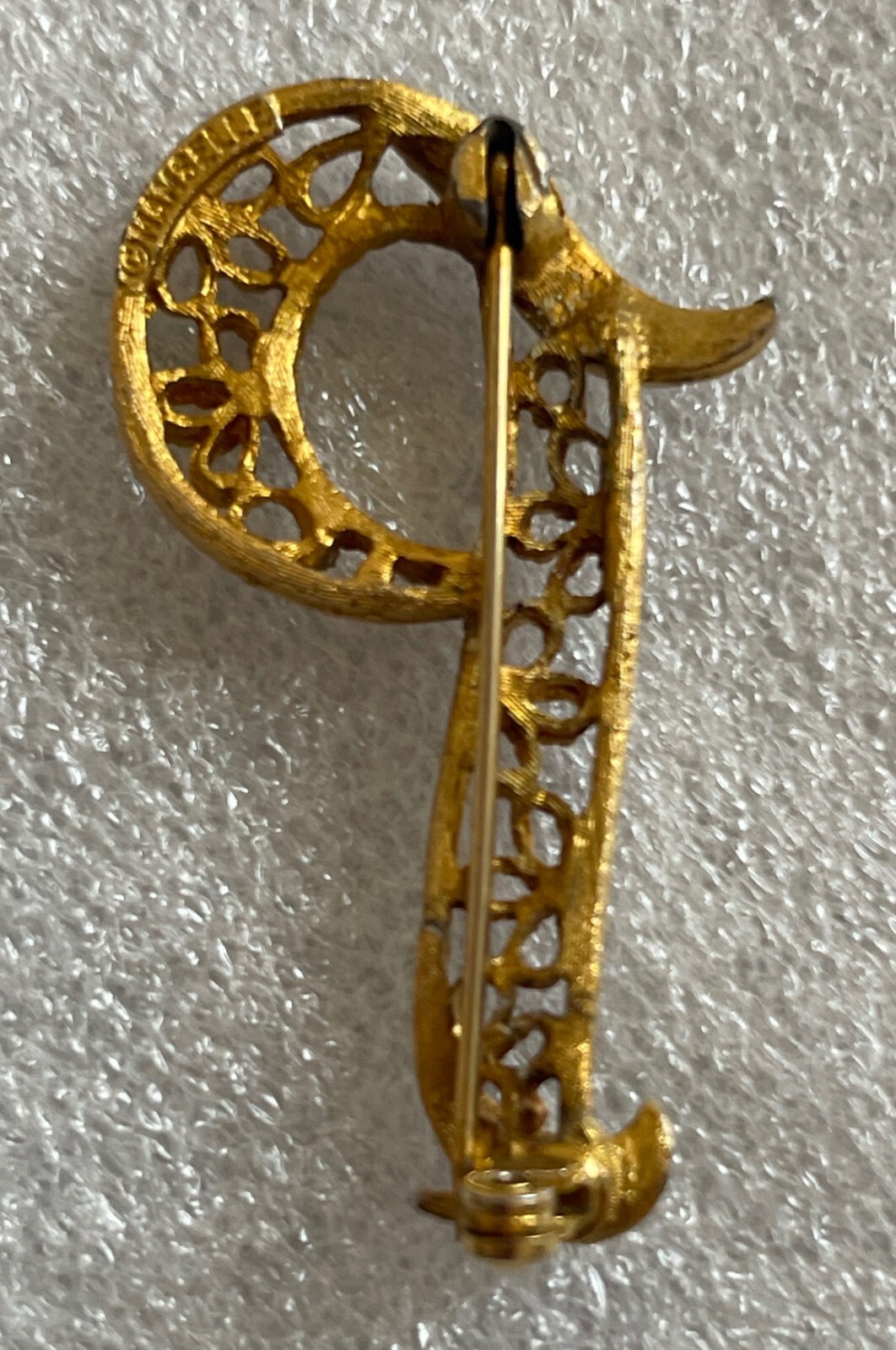 VINTAGE MANSELLE INITIAL LETTER “P” GOLD TONE PIN BROOCH